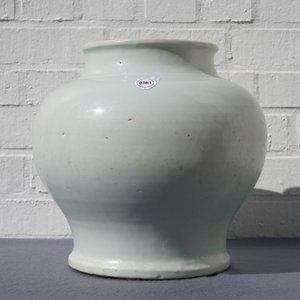 Un vase en porcelaine blanc de Chine au couvercle et socle en bois, Ming — photo 9