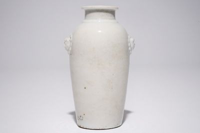 Un vase en porcelaine blanc de Chine aux anses en forme de tête de lion, Kangxi