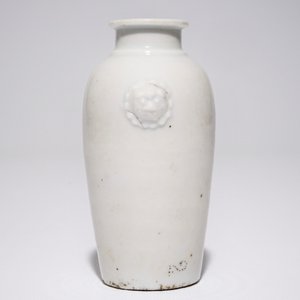 Un vase en porcelaine blanc de Chine aux anses en forme de tête de lion, Kangxi — photo 2