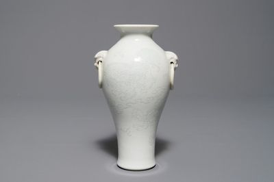 Un vase en porcelaine blanc de Chine de Dehua à décor anhua, Kangxi