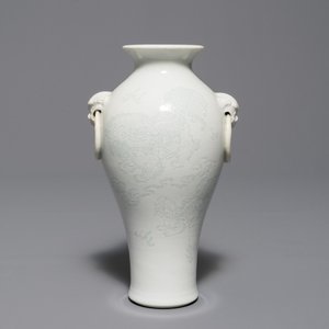 Un vase en porcelaine blanc de Chine de Dehua à décor anhua, Kangxi — photo 1