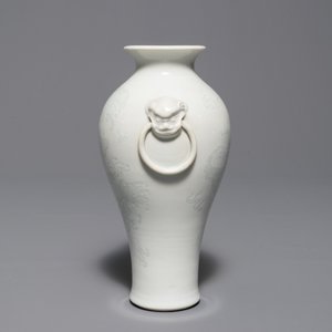 Un vase en porcelaine blanc de Chine de Dehua à décor anhua, Kangxi — photo 2
