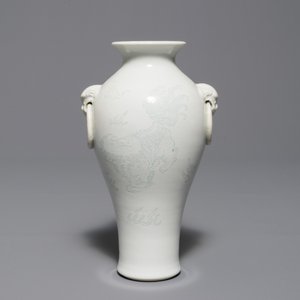 Un vase en porcelaine blanc de Chine de Dehua à décor anhua, Kangxi — photo 3