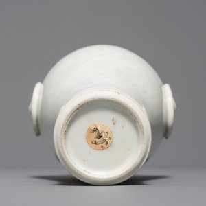 Un vase en porcelaine blanc de Chine de Dehua à décor anhua, Kangxi — photo 5