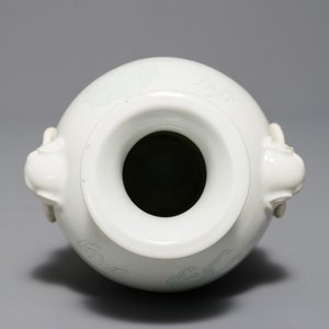 Un vase en porcelaine blanc de Chine de Dehua à décor anhua, Kangxi — photo 6