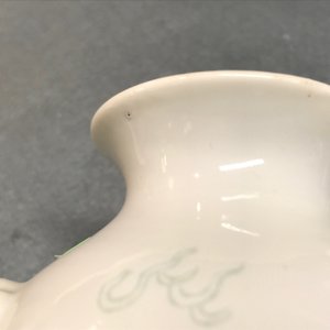 Un vase en porcelaine blanc de Chine de Dehua à décor anhua, Kangxi — photo 9