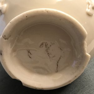Un vase en porcelaine blanc de Chine de Dehua à décor en relief, Kangxi — photo 11