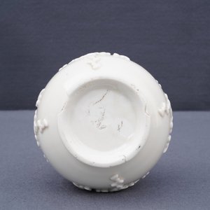 Un vase en porcelaine blanc de Chine de Dehua à décor en relief, Kangxi — photo 17
