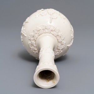 Un vase en porcelaine blanc de Chine de Dehua à décor en relief, Kangxi — photo 6