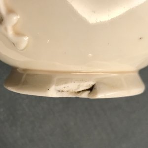 Un vase en porcelaine blanc de Chine de Dehua à décor en relief, Kangxi — photo 10