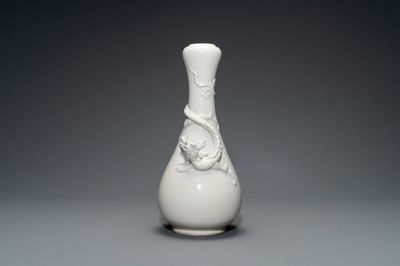 Un vase en porcelaine blanc de Chine de Dehua figurant un dragon appliqué, Kangxi/Yongzheng