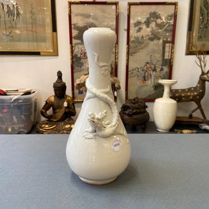 Un vase en porcelaine blanc de Chine de Dehua figurant un dragon appliqué, Kangxi/Yongzheng — photo 14