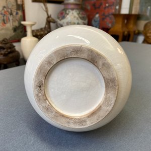 Un vase en porcelaine blanc de Chine de Dehua figurant un dragon appliqué, Kangxi/Yongzheng — photo 17