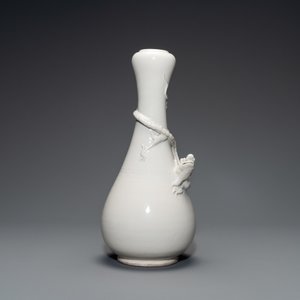 Un vase en porcelaine blanc de Chine de Dehua figurant un dragon appliqué, Kangxi/Yongzheng — photo 4