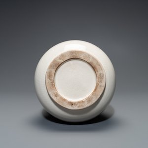 Un vase en porcelaine blanc de Chine de Dehua figurant un dragon appliqué, Kangxi/Yongzheng — photo 6