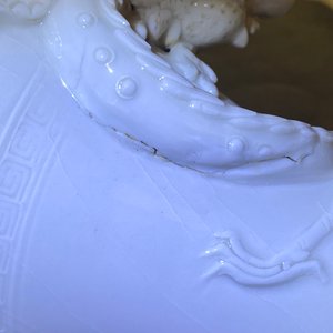 Un vase en porcelaine blanc de Chine de Dehua figurant un dragon appliqué, Kangxi/Yongzheng — photo 10