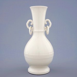Un vase en porcelaine blanc de Chine de Dehua, Kangxi — photo 1