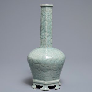 Un vase en porcelaine céladon à décor incisé, Corée, Goryeo ou après — photo 1