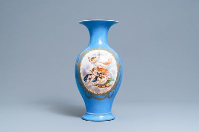 Un vase en porcelaine dans le style de Sèvres, prob. Samson, Paris, 19ème