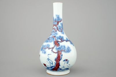 Un vase en porcelaine de Chine à décor bleu et rouge de grues, 19/20ème