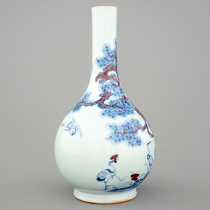 Un vase en porcelaine de Chine à décor bleu et rouge de grues, 19/20ème — photo 4