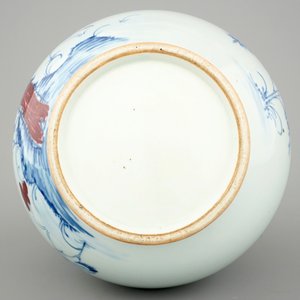 Un vase en porcelaine de Chine à décor bleu et rouge de grues, 19/20ème — photo 6