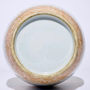 Un vase en porcelaine de Chine à décor de dragons parmi nuages, 19/20ème — photo 6