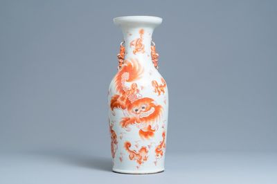 Un vase en porcelaine de Chine à décor de lions bouddhistes en rouge de fer, 19ème