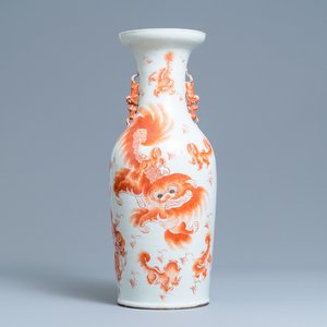 Un vase en porcelaine de Chine à décor de lions bouddhistes en rouge de fer, 19ème — photo 1