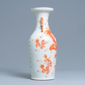 Un vase en porcelaine de Chine à décor de lions bouddhistes en rouge de fer, 19ème — photo 2