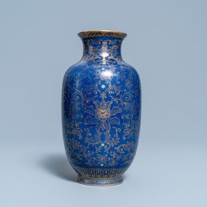 Un vase en porcelaine de Chine à décor doré sur fond bleu, marque de Qianlong, République — photo 3