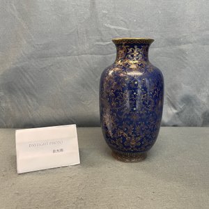 Un vase en porcelaine de Chine à décor doré sur fond bleu, marque de Qianlong, République — photo 8