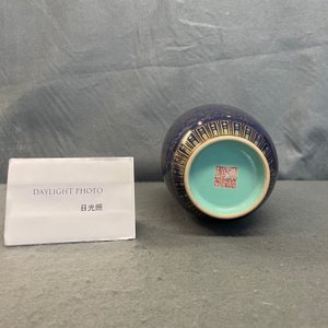 Un vase en porcelaine de Chine à décor doré sur fond bleu, marque de Qianlong, République — photo 10