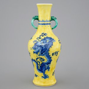 Un vase en porcelaine de Chine à décor d'un dragon en bleu et blanc sur fond jaune, 19/20ème — photo 3