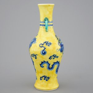 Un vase en porcelaine de Chine à décor d'un dragon en bleu et blanc sur fond jaune, 19/20ème — photo 4