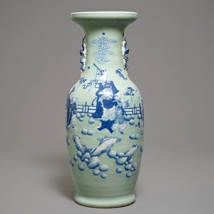 Un vase en porcelaine de Chine à décor en bleu et blanc sur fond céladon, 19ème — photo 1