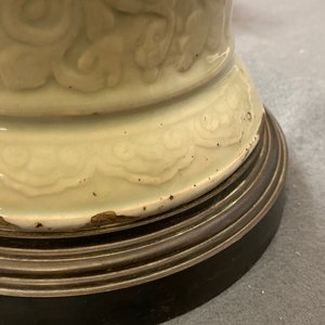 Un vase en porcelaine de Chine à décor en bleu et blanc sur fond céladon à décor incisé, Kangxi — photo 13