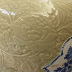 Un vase en porcelaine de Chine à décor en bleu et blanc sur fond céladon à décor incisé, Kangxi — photo 14