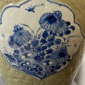 Un vase en porcelaine de Chine à décor en bleu et blanc sur fond céladon à décor incisé, Kangxi — photo 16