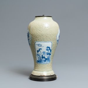 Un vase en porcelaine de Chine à décor en bleu et blanc sur fond céladon à décor incisé, Kangxi — photo 2
