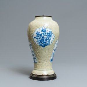 Un vase en porcelaine de Chine à décor en bleu et blanc sur fond céladon à décor incisé, Kangxi — photo 3