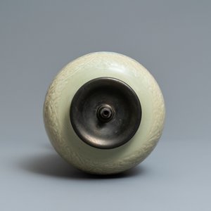 Un vase en porcelaine de Chine à décor en bleu et blanc sur fond céladon à décor incisé, Kangxi — photo 5
