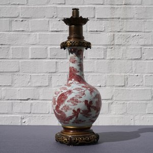 Un vase en porcelaine de Chine à décor en rouge de cuivre monté en bronze doré, 18/19ème — photo 17
