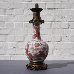 Un vase en porcelaine de Chine à décor en rouge de cuivre monté en bronze doré, 18/19ème — photo 18