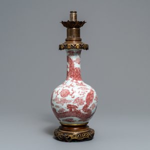Un vase en porcelaine de Chine à décor en rouge de cuivre monté en bronze doré, 18/19ème — photo 2