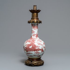 Un vase en porcelaine de Chine à décor en rouge de cuivre monté en bronze doré, 18/19ème — photo 4