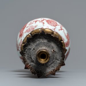 Un vase en porcelaine de Chine à décor en rouge de cuivre monté en bronze doré, 18/19ème — photo 5