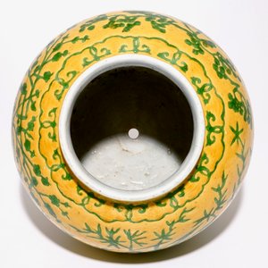 Un vase en porcelaine de Chine à décor en vert sur fond jaune, marque de Wanli, 19/20ème — photo 4