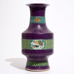 Un vase en porcelaine de Chine à décor incisé de dragons sur fond pourpre, 19/20ème — photo 1