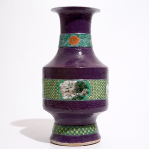 Un vase en porcelaine de Chine à décor incisé de dragons sur fond pourpre, 19/20ème — photo 2